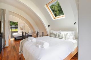 Arc House - 5 min to Town - Hot Tub - Loft - 4