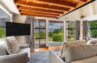 Arc House - 5 min to Town - Hot Tub - Loft - 5