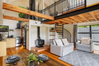 Arc House - 5 min to Town - Hot Tub - Loft - 8