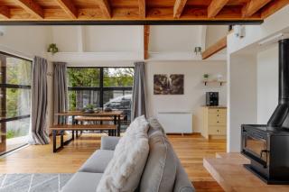 Arc House - 5 min to Town - Hot Tub - Loft - 2