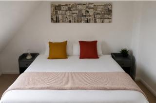 Village Retreat Near Cambridge with Free Parking - 0