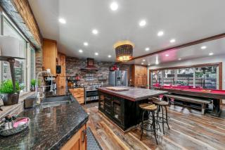 Tahoe Cabin - Hot Tub, Fire Pit, Pool Table, 12Min to Heavenly - perfect for friends, families, pets - 8