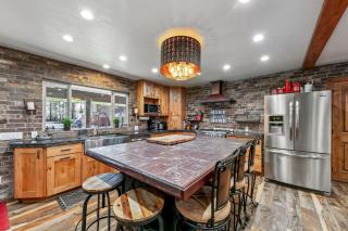 Tahoe Cabin - Hot Tub, Fire Pit, Pool Table, 12Min to Heavenly - perfect for friends, families, pets - 2