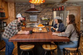 Tahoe Cabin - Hot Tub, Fire Pit, Pool Table, 12Min to Heavenly - perfect for friends, families, pets - 2