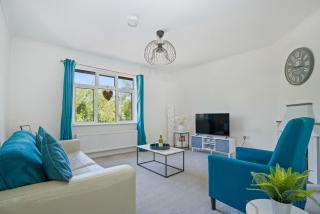 2-Bedroom Home Near Heathrow Airport in Wraysbury With Free Parking - 6
