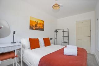 2-Bedroom Home Near Heathrow Airport in Wraysbury With Free Parking - 5