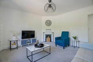 2-Bedroom Home Near Heathrow Airport in Wraysbury With Free Parking - 4