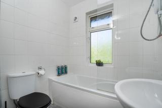 2-Bedroom Home Near Heathrow Airport in Wraysbury With Free Parking - 3
