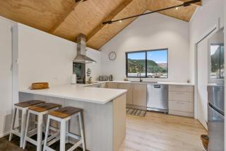Peak View Apartment with carpark Walk to CBD - 2