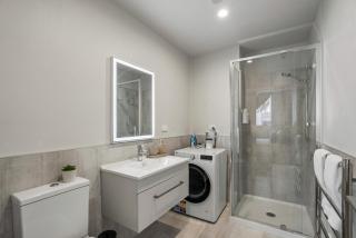 Ski Base Apartment with Full Kitchen and Carpark - 1