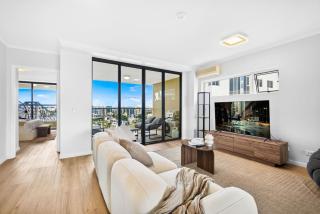 Wake to the River 3 Bedroom Riverside Apartment with Pool Gym and Parking - 9