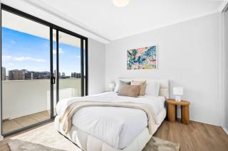 Wake to the River 3 Bedroom Riverside Apartment with Pool Gym and Parking - 1