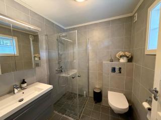 Modern 2-Bedroom Apartment In Ideal Location - 4