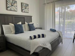 Pool Beach & Food Walk 2 Baths Sleeps 4 - 8