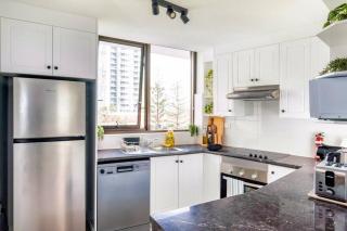 Coastal Oasis | Sleeps 5 | Beach View + Pool & Gym - 1