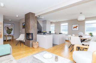 Luxury Nordic Villa w Hot Tub - Beautiful Views - Akureyri - 8