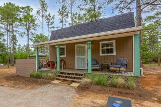 Wooded Piney Woods Tiny Home w/ King Loft & Deck - 9