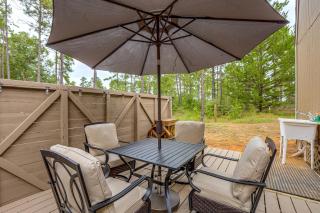 Wooded Piney Woods Tiny Home w/ King Loft & Deck - 1