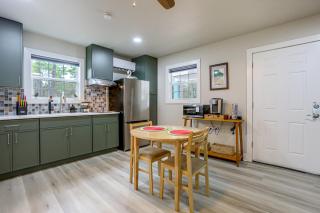Wooded Piney Woods Tiny Home w/ King Loft & Deck - 5