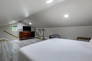 Wooded Piney Woods Tiny Home w/ King Loft & Deck - 3