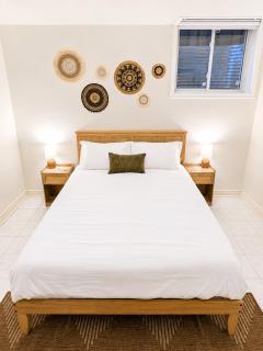 Furnished 1BR Suite, Private Entrance & Laundry - 2