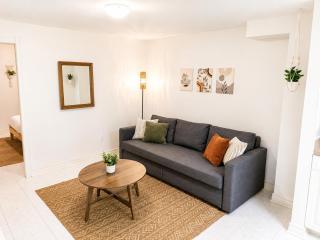 Furnished 1BR Suite, Private Entrance & Laundry - 3