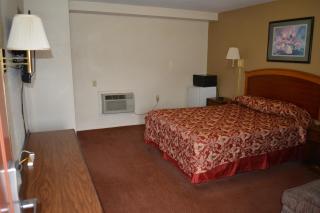 Travelers Inn - New Martinsville - 1