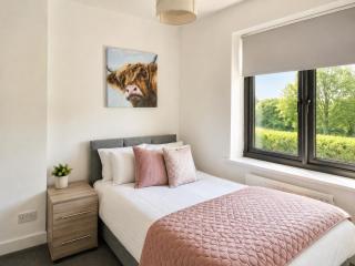 Spacious 3 bed, 2 min from A1 - 4