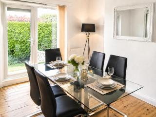 Spacious 3 bed, 2 min from A1 - 8