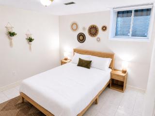 Furnished 1BR Suite, Private Entrance & Laundry - 9