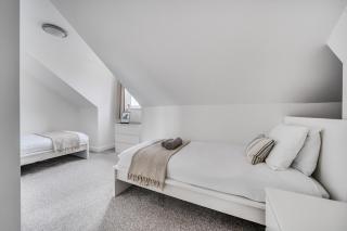 Spacious 3 Bed House - Sleeps 6 - Parking - Wifi - 5