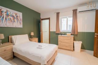 Central 4BR home with AC, Balcony, WIFI & Terrace by 360 Estates - 1
