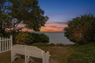 Modern 3 Bedroom Beach Retreat with Private Balcony - 9