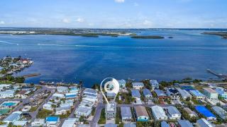 Modern 3 Bedroom Beach Retreat with Private Balcony - 5