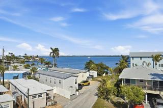 Modern 3 Bedroom Beach Retreat with Private Balcony - 1