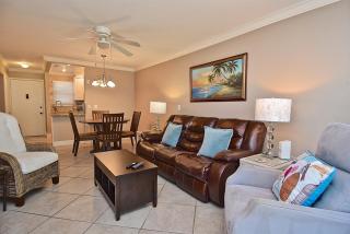 Renovated Ground Floor, WasherDryer, Keurig - 8