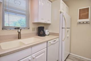 Quiet 2nd Floor Unit, 5 Minute Walk to Siesta Beach In-unit washer and dryer - 4