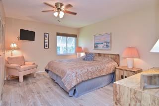 Quiet 2nd Floor Unit, 5 Minute Walk to Siesta Beach In-unit washer and dryer - 1