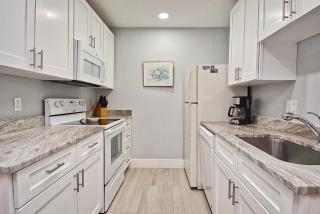 Spacious 1 BR1 Bath, Renovated Ground Floor Unit, 03 mile to Siesta Beach - 7