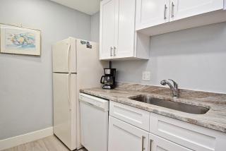 Spacious 1 BR1 Bath, Renovated Ground Floor Unit, 03 mile to Siesta Beach - 6