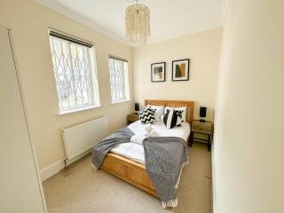 Large Putney Oasis 3-Bed with Garden & Parking - 9