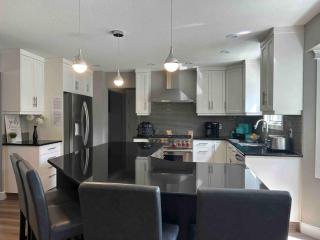 Okanagan Oasis, Modern home with Pool and Putting Green - 7