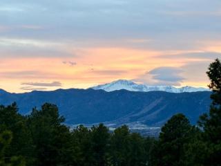 Pikes Peak Views + 6acre + Hot Tub + min to USAFA - 0