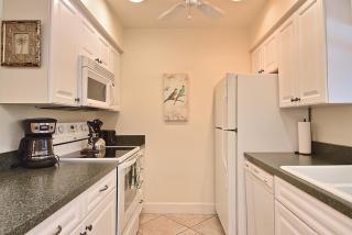 Walk to #1 Siesta Beach, Htd Pool, Covered Parking - 4
