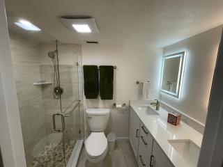 Open Concept 2 BR2Bath, New in Unit Laundry, Covered Parking in Front of Unit - 8