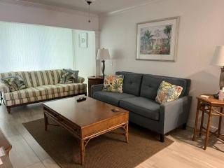 Open Concept 2 BR2Bath, New in Unit Laundry, Covered Parking in Front of Unit - 6