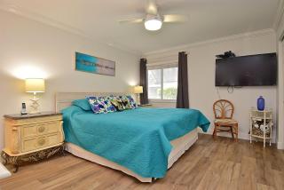 Walk to Siesta Beach, Heated Pool, Wifi, Renovated Ground Floor Condo - 2
