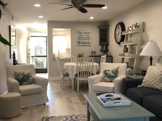 Updated 2BR 2BA, Walk to Siesta Beach, Beautiful Grounds, Pool & Covered Parking - 0