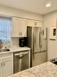 Updated 2BR 2BA, Walk to Siesta Beach, Beautiful Grounds, Pool & Covered Parking - 5