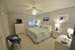 Updated 2BR 2BA, Walk to Siesta Beach, Beautiful Grounds, Pool & Covered Parking - 2